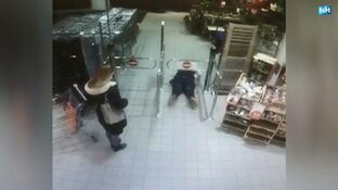 Buikschuifheldin redt onwel geworden klant in supermarkt Alkmaar