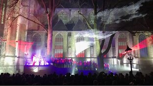 Grote Kerk Alkmaar viert verjaardag met spectaculaire lichtshow: "Lijkt wel of de kerk leeft"