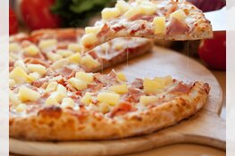 Stel krijgt koude pizza en bekogelt bezorger met kruidenboter