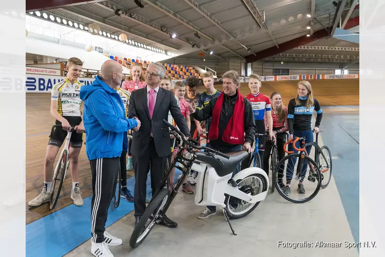 Electrische derny aan RTC Baanwielrennen