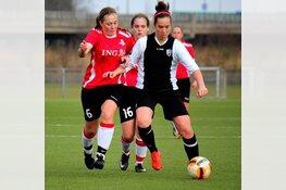 Vrouwen Alcmaria Victrix pakken strohalm in derby